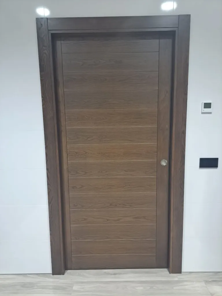 Puerta corredera en madera de iroko