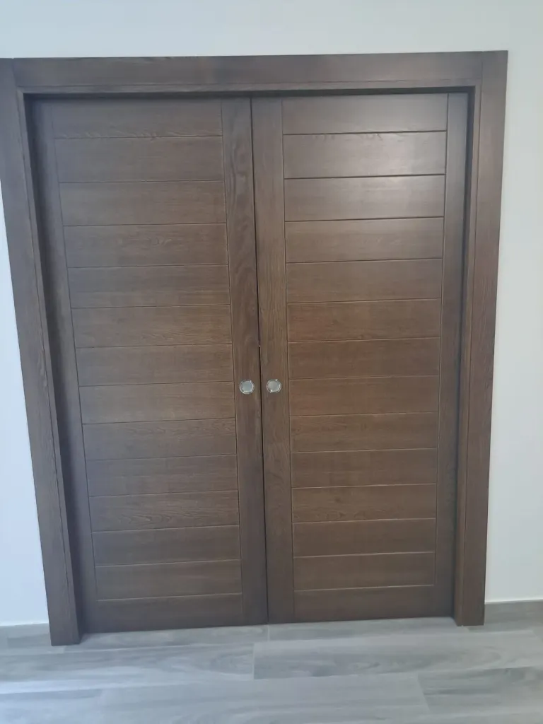 Puerta corredera de 2 hojas en madera de iroko
