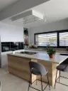Cocina Supermatt blanco hielo combinado con Monument Papaya
