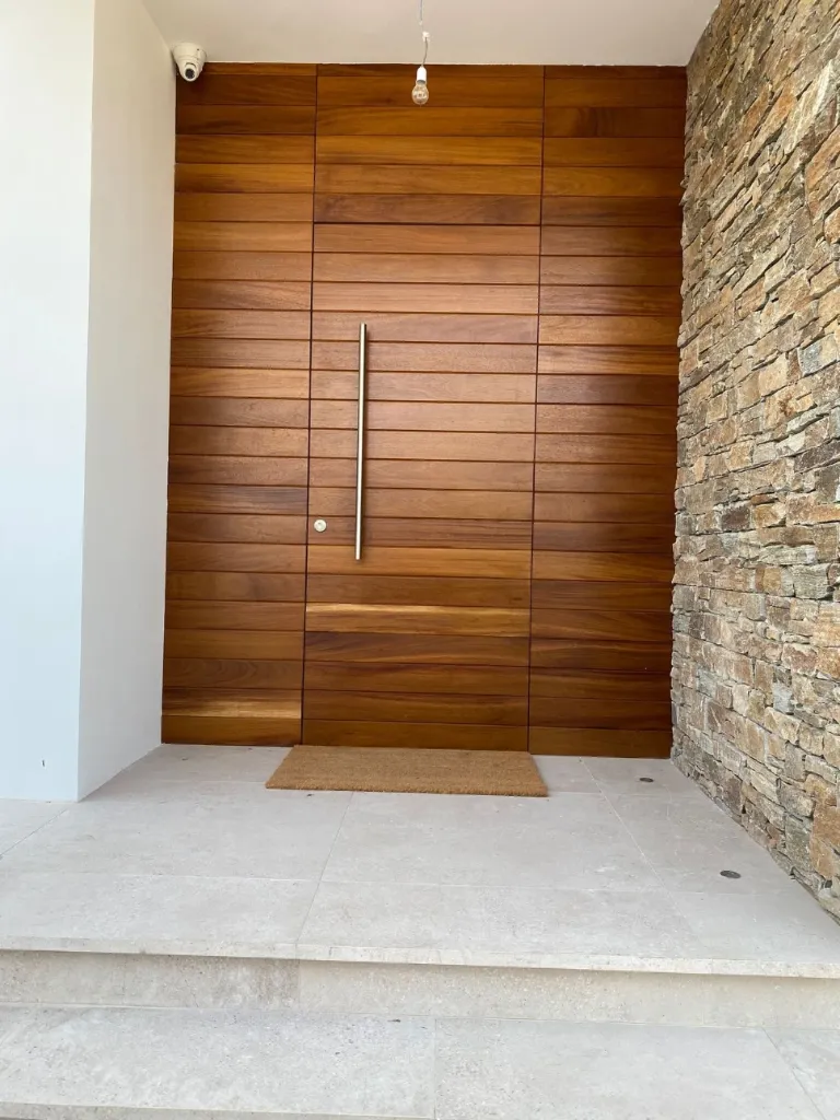 Puerta Exterior de madera de iroko