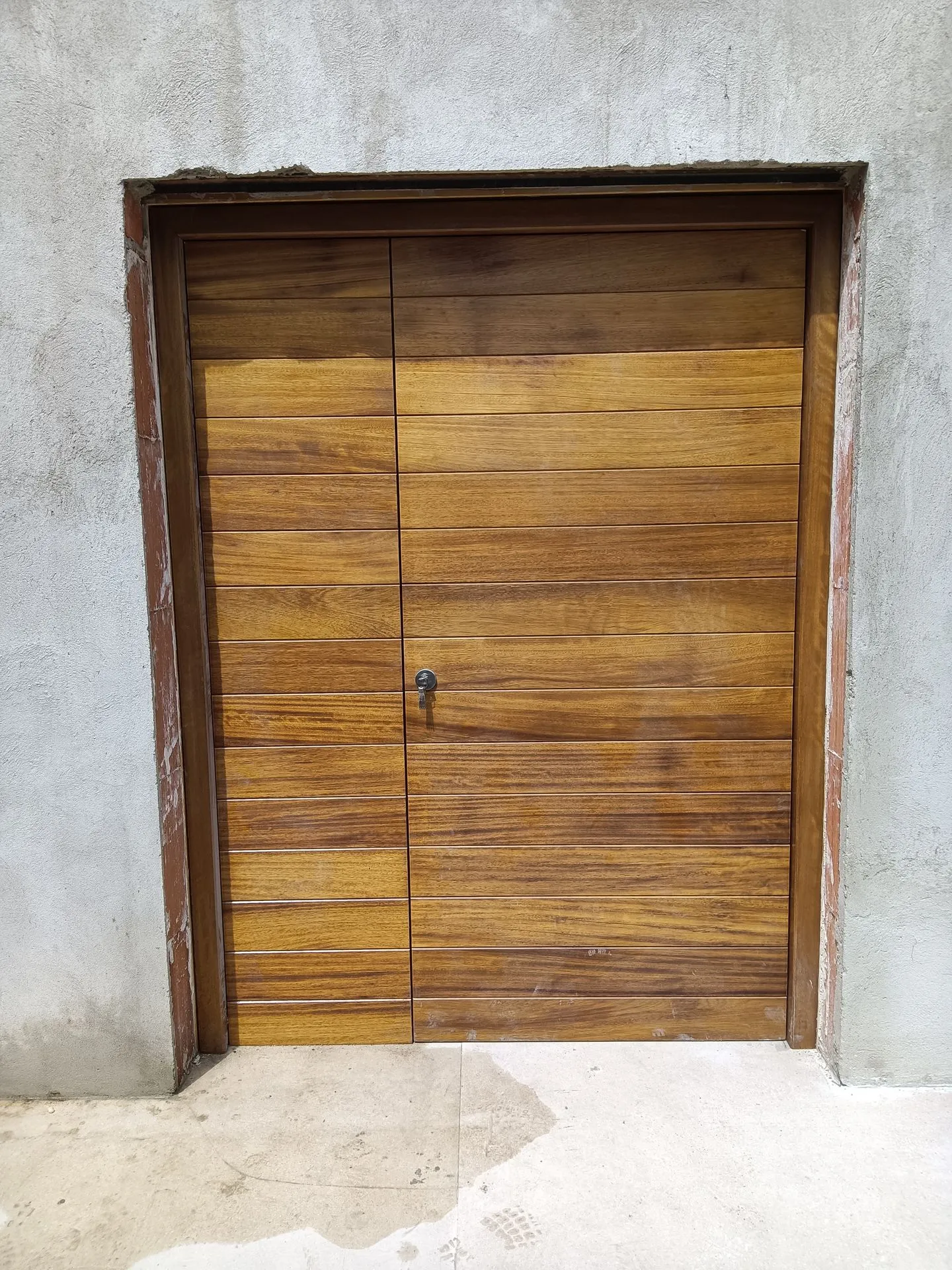 Puerta exterior en madera iroko